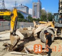 看老年黄色片子高温下的坚守｜道路建设者用汗水铺就畅通路